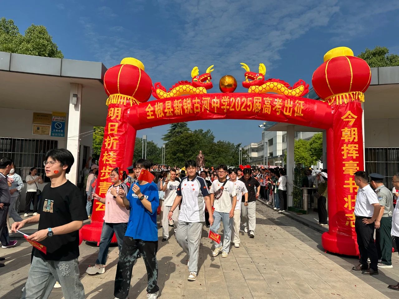 送考路上，把爱与期待悄悄装进你的行囊